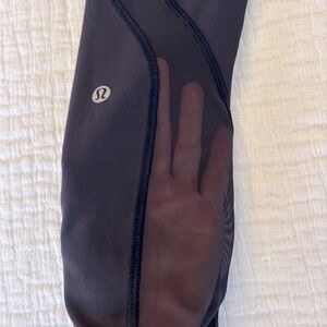 Lululemon navy and mesh leggings with multiple pockets! Size: 2 perfect cond!